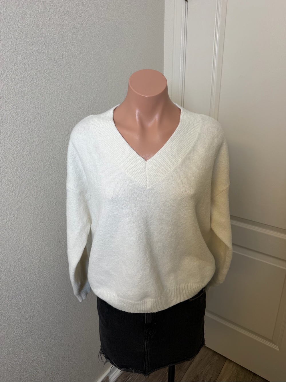 Hollister Cream V-Neck Women's Sweater